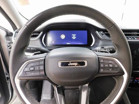 Used 2022 Jeep Grand Cherokee Laredo image 6