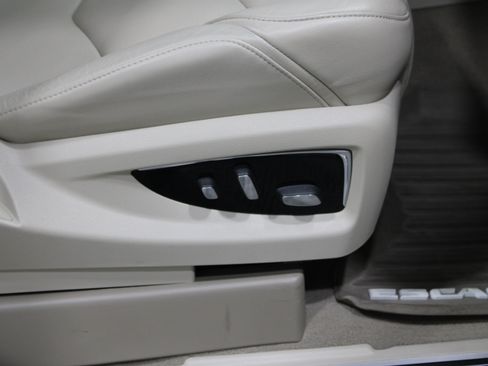 Used 2019 Cadillac Escalade Luxury AWD/4WD image 27