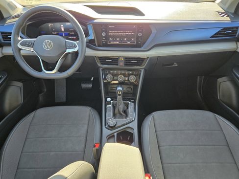 Used 2024 Volkswagen Taos SE w/ Panoramic Sunroof Package image 11