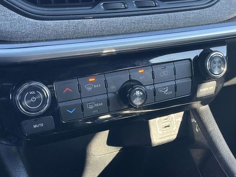 Used 2024 Jeep Compass Latitude image 30