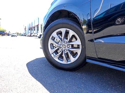 Certified 2025 Toyota Sienna XLE FWD image 8