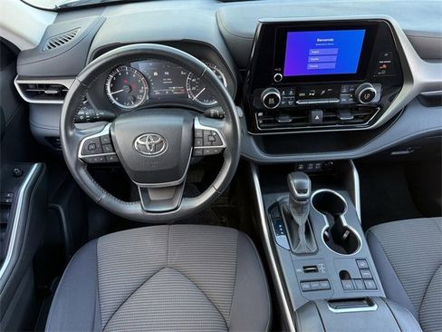 Used 2024 Toyota Highlander LE image 11