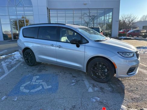 New 2026 Chrysler Pacifica Select image 36