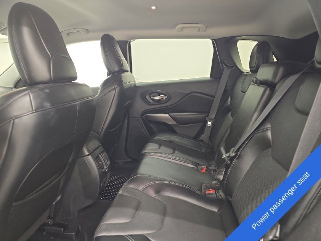 Used 2021 Jeep Cherokee Latitude Lux w/ Comfort/Convenience Group AWD/4WD image 16