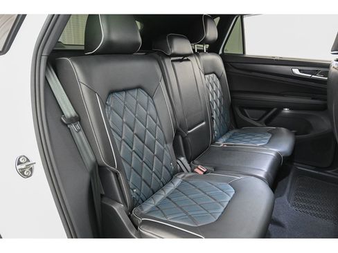 Used 2024 Volkswagen Atlas Cross Sport SEL Premium R-Line image 19