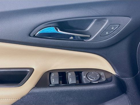 Used 2023 Chevrolet Equinox Premier image 18