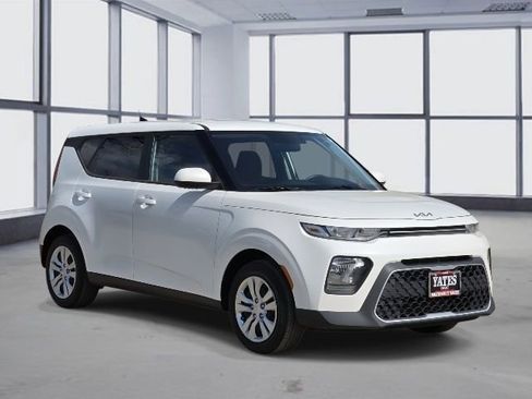 Used 2022 Kia Soul LX image 3