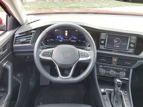 Certified 2024 Volkswagen Jetta SE w/ Panoramic Sunroof Package FWD image 19