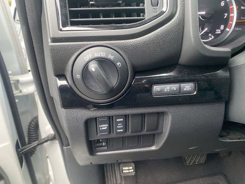 Used 2024 Nissan Titan SV w/ SV Convenience Package image 16