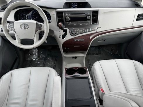 Used 2013 Toyota Sienna XLE image 11