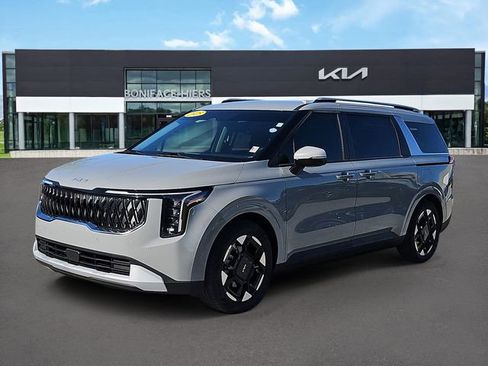 Used 2025 Kia Carnival EX image 2