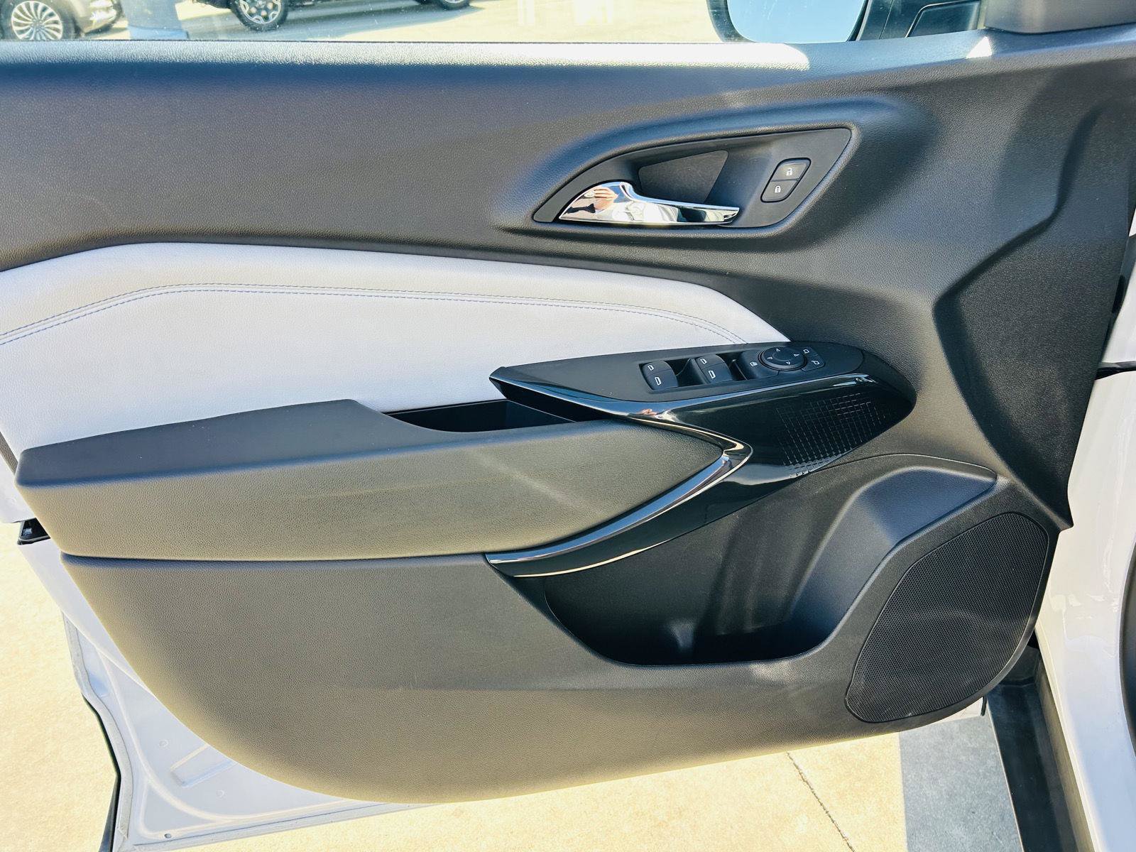 Used 2025 Chevrolet Trax LT w/ LT Convenience Package FWD image 9