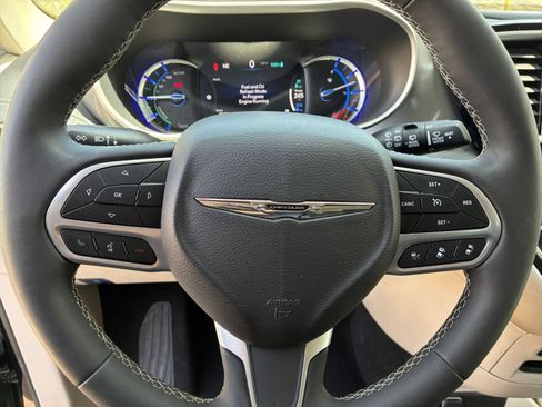 Used 2023 Chrysler Pacifica Touring-L image 30