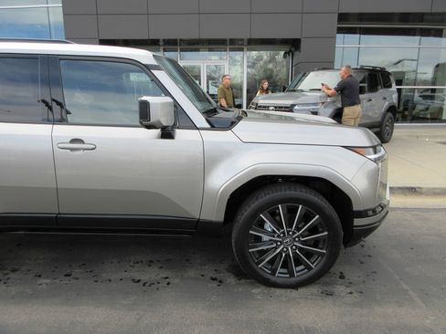 Used 2026 Lexus GX 550 w/ Cold Area Package image 12