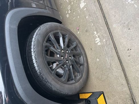 Used 2023 GMC Terrain SLE w/ Driver Convenience Package image 9