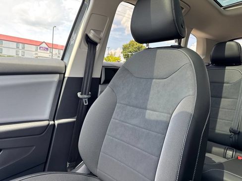 Used 2022 Volkswagen Taos SE w/ Panoramic Sunroof Package FWD image 22