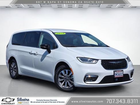 Used 2024 Chrysler Pacifica Limited FWD image 1