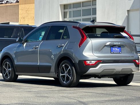 Used 2023 Kia Niro EX FWD image 5