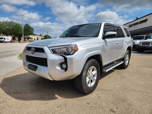Used 2017 Toyota 4Runner SR5 AWD/4WD image 2