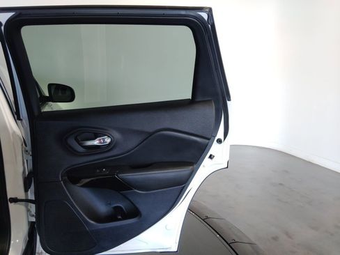 Used 2021 Jeep Cherokee Latitude Plus image 40