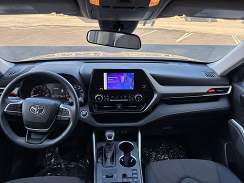 Used 2025 Toyota Highlander LE FWD image 33