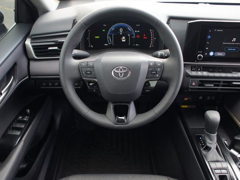 Used 2025 Toyota Camry LE w/ Convenience Package FWD image 6