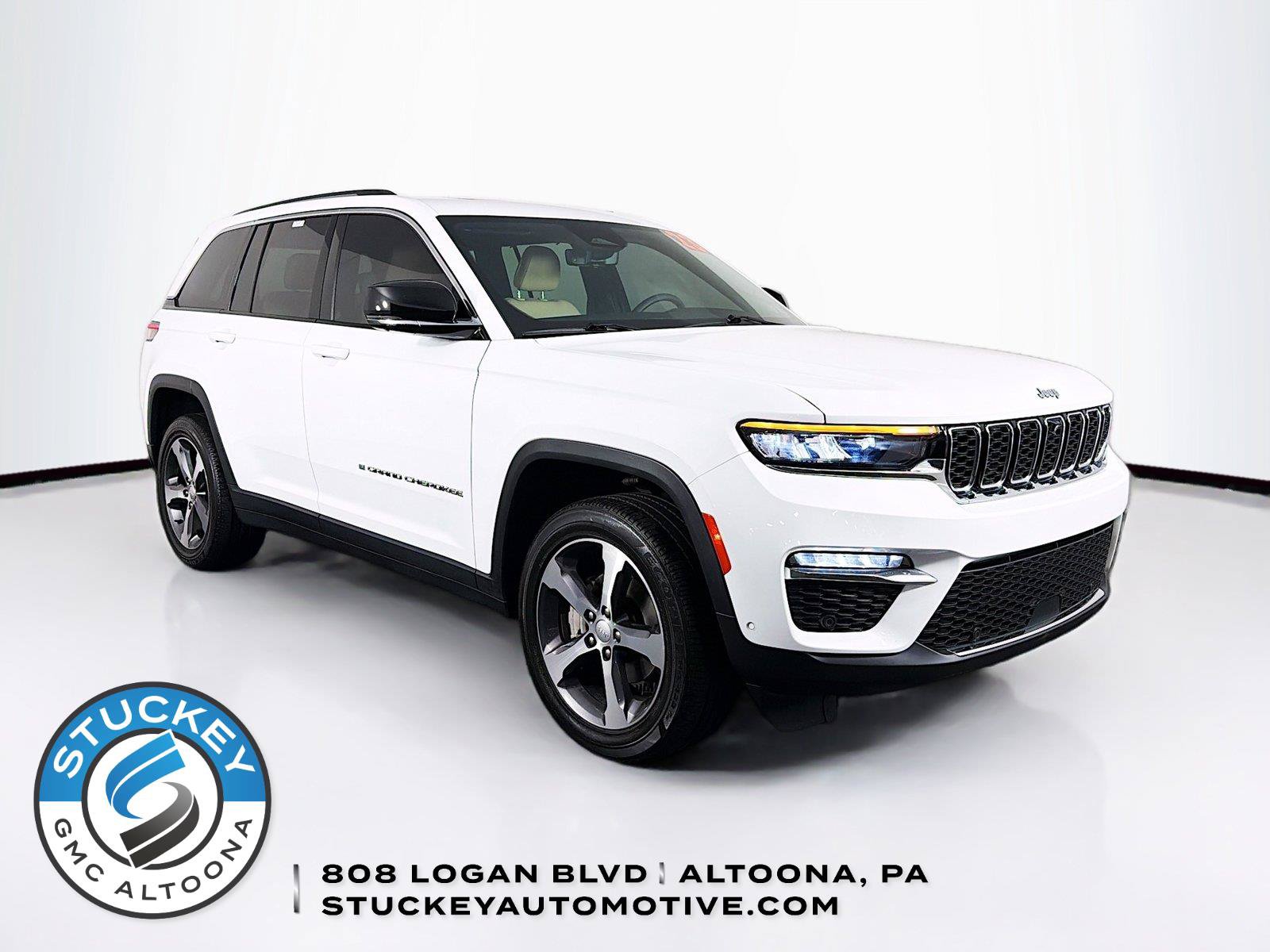 Used 2023 Jeep Grand Cherokee Limited w/ Luxury Tech Group II AWD/4WD image 1