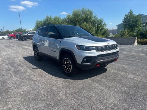 Used 2025 Jeep Compass Trailhawk w/ Trailhawk Elite Group AWD/4WD image 2