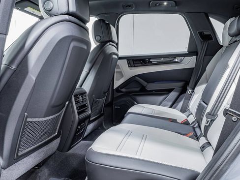 Certified 2025 Porsche Cayenne AWD/4WD image 17
