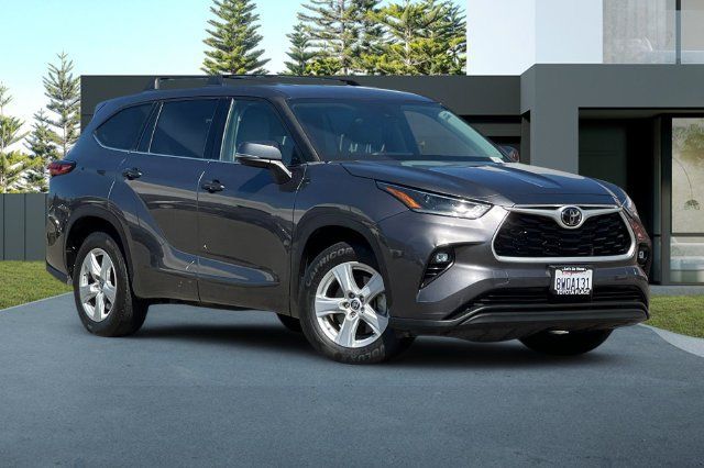 Used 2021 Toyota Highlander LE FWD image 2