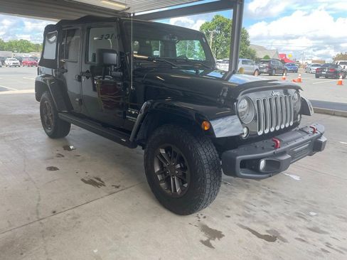 Used 2016 Jeep Wrangler Unlimited Sahara w/ Connectivity Group AWD/4WD image 2