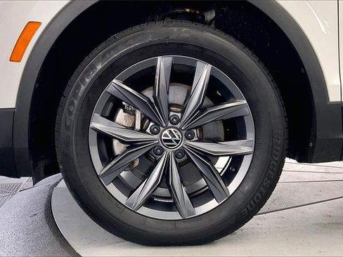 Certified 2023 Volkswagen Tiguan SE w/ Panoramic Sunroof Package image 9