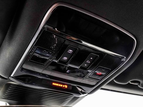 Used 2025 Land Rover Range Rover Sport SE image 34