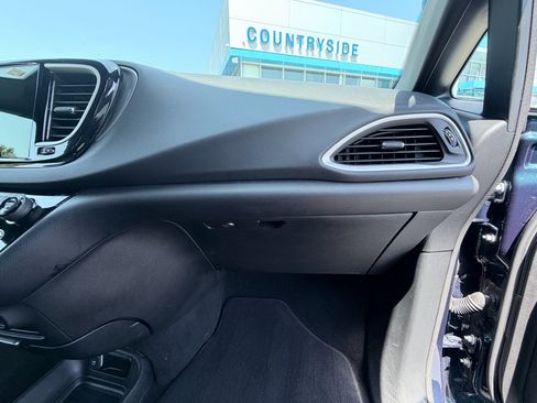 Used 2025 Chrysler Pacifica Select FWD image 21