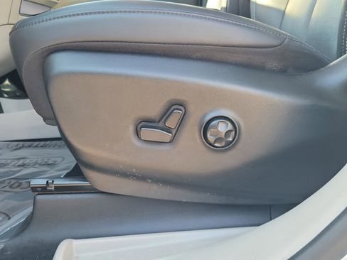 Used 2024 Chrysler Pacifica Select image 16