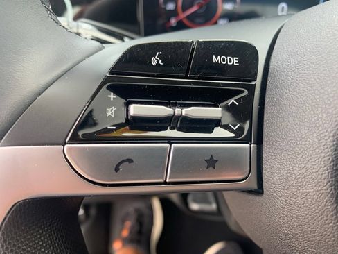 Certified 2025 Hyundai Elantra Limited FWD image 18