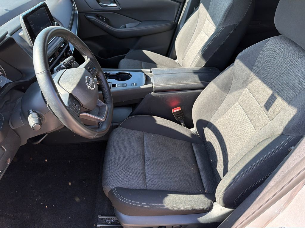 Used 2025 Nissan Rogue SV FWD image 9