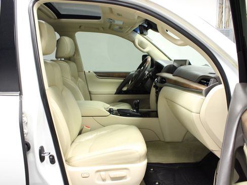 Used 2019 Lexus LX 570 4WD w/ Luxury Package image 16
