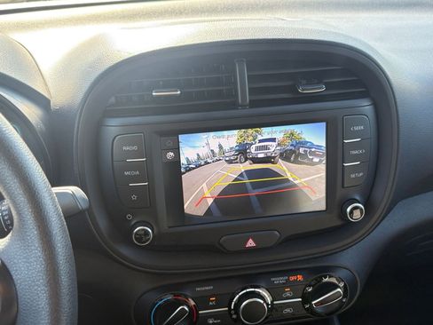 Used 2025 Kia Soul LX w/ LX Technology Package FWD image 22