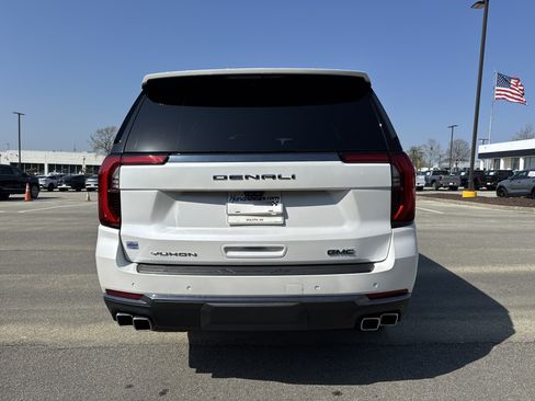 Used 2025 GMC Yukon Denali Ultimate w/ LPO, Floor Liner Package AWD/4WD image 9