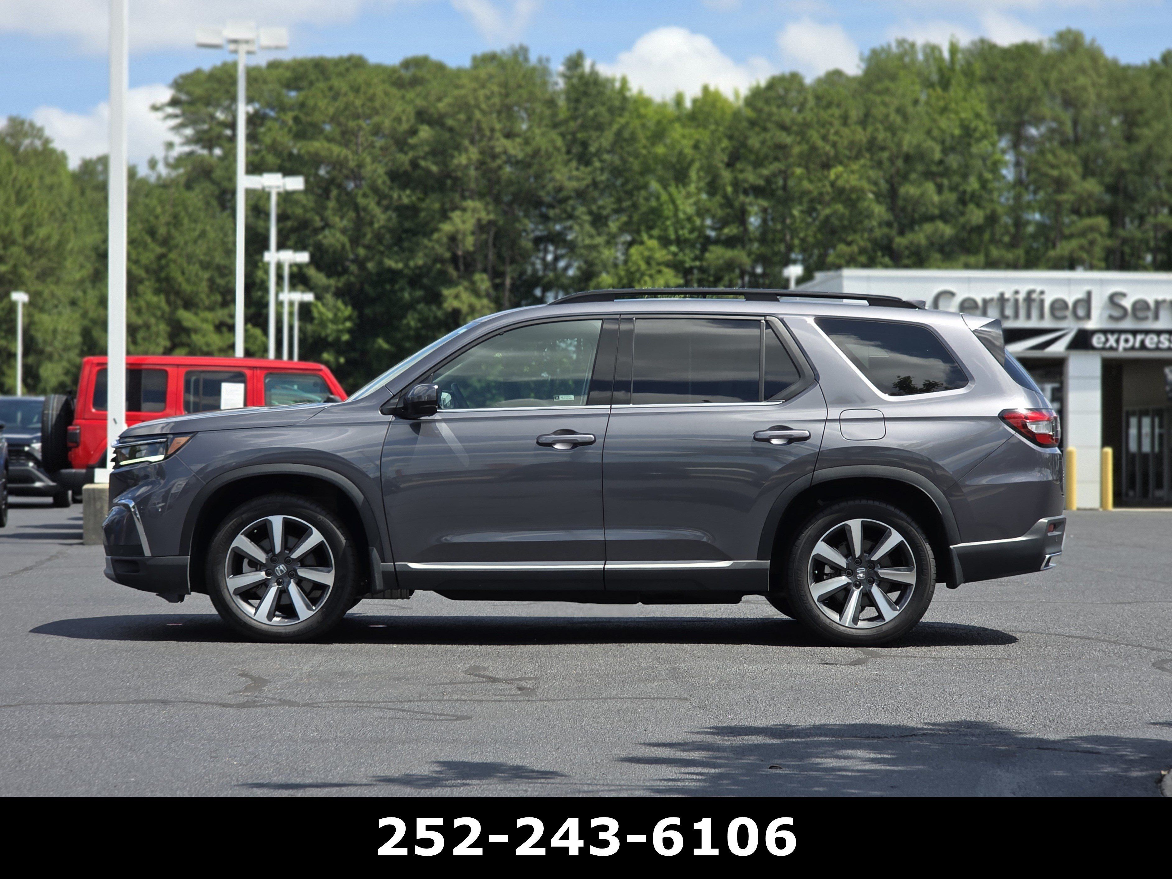 Used 2025 Honda Pilot Touring image 4