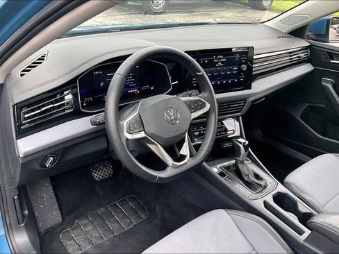 Used 2025 Volkswagen Jetta SE FWD image 17