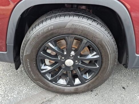 Used 2019 Jeep Cherokee Latitude Plus w/ Cold Weather Group AWD/4WD image 11