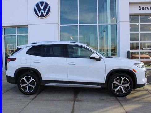 Used 2025 Volkswagen Tiguan SE w/ Panoramic Sunroof Package image 5