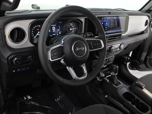 Used 2025 Jeep Wrangler Unlimited Sahara AWD/4WD image 7