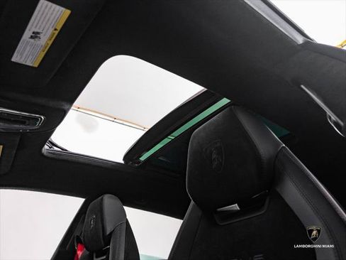 Used 2024 Lamborghini Urus Performante AWD/4WD image 31