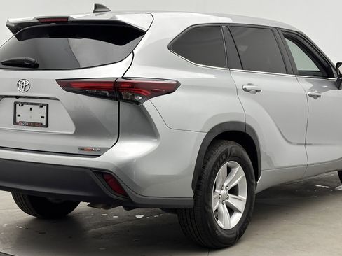 Used 2024 Toyota Highlander LE image 7