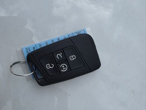 Used 2022 Volkswagen Tiguan SE image 10