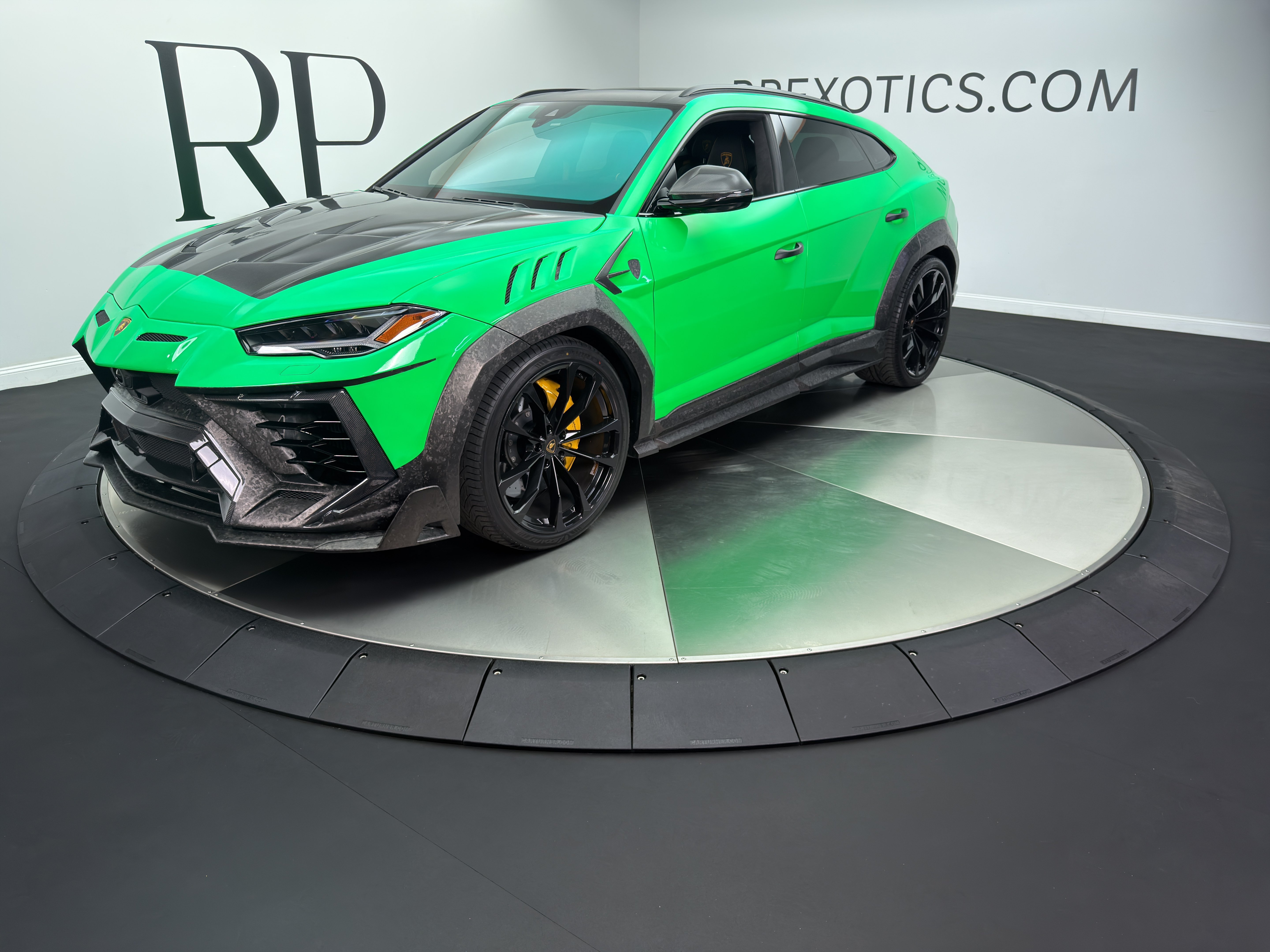 Used 2022 Lamborghini Urus AWD/4WD image 1
