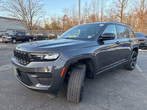 Used 2023 Jeep Grand Cherokee Altitude image 3